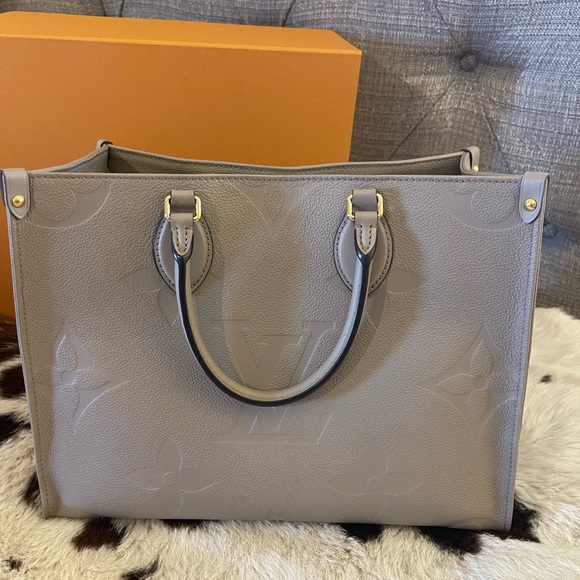 Louis Vuitton On The Go- like new with receipt! - Picture 5 of 14